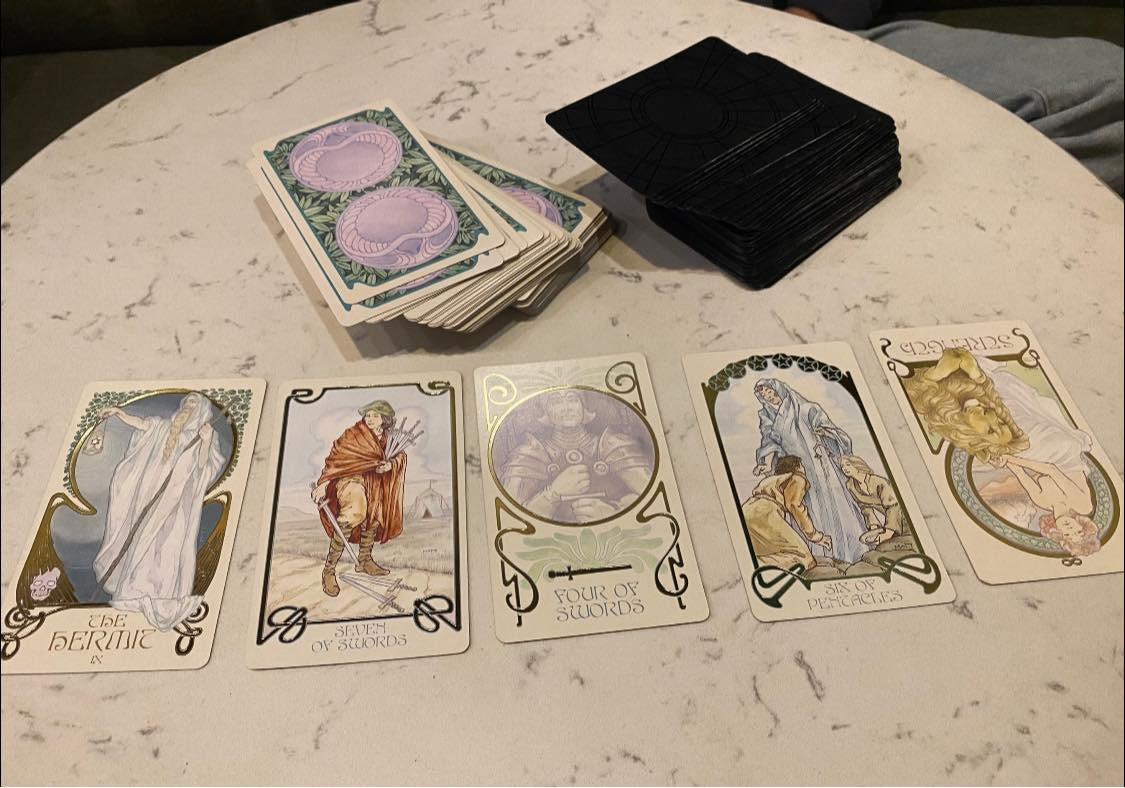 Thanh Hoàng tìm đến Tarot như một cách để giải tỏa những cảm xúc tiêu cực. (Ảnh: NVCC)