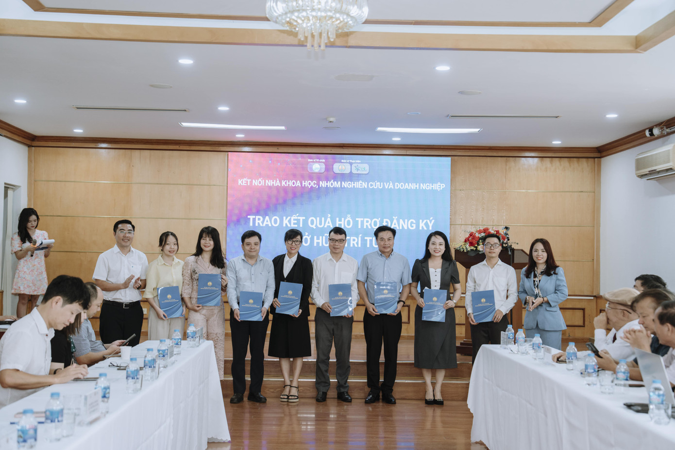 Ban tổ chức trao chứng nhận sở hữu trí tuệ cho các nhà khoa học, nhóm nghiên cứu. Ban tổ chức trao chứng nhận sở hữu trí tuệ cho các nhà khoa học, nhóm nghiên cứu.