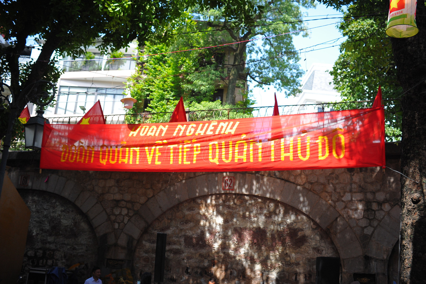 Băng rôn những khẩu hiệu lịch sử khi đoàn quân giải phóng tiến về Thủ đô năm xưa được tái hiện lại.