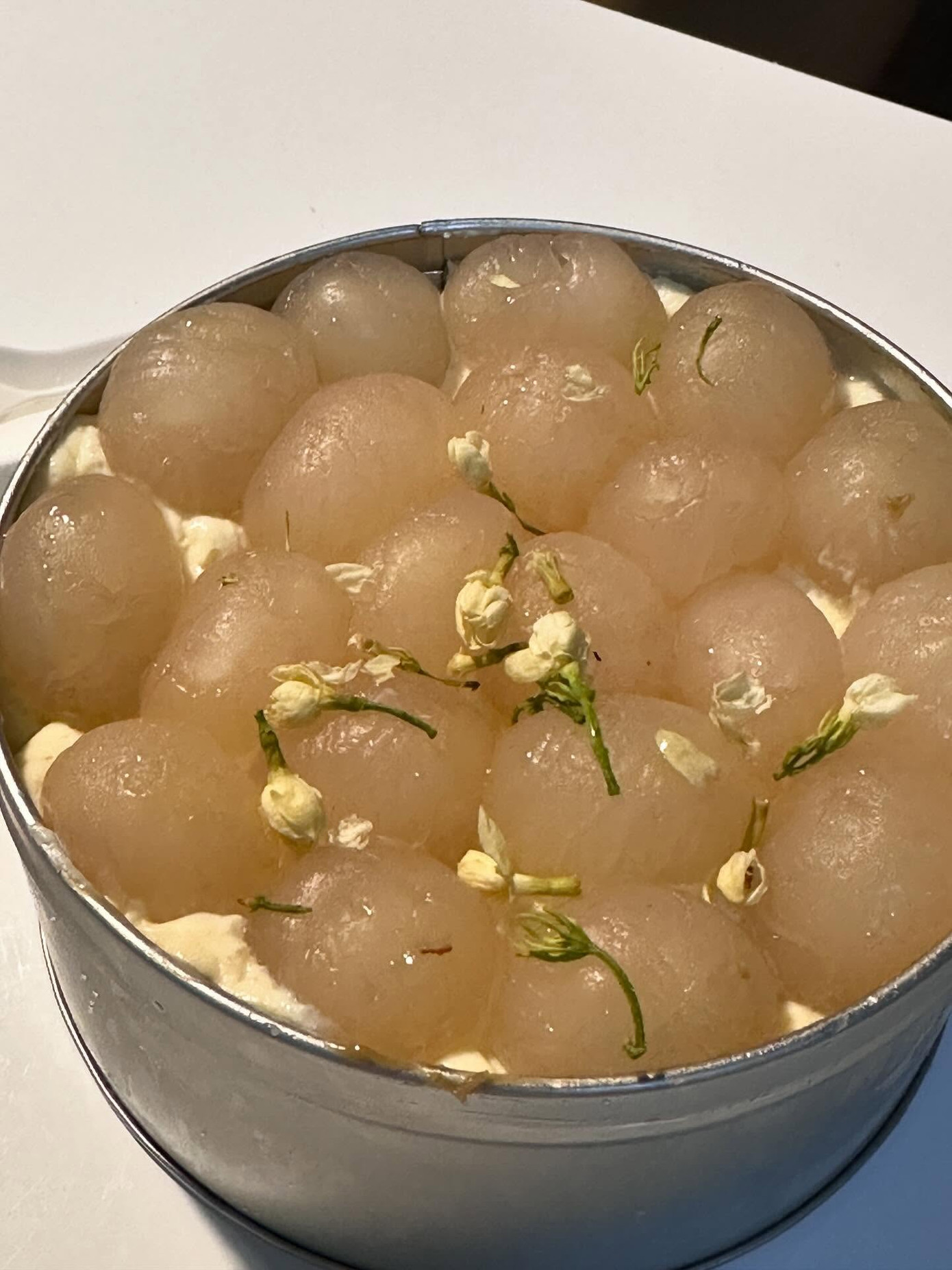 Những chiếc bánh ô long nhài nhãn "đẹp như mơ", cực kì phù hợp với các bạn trẻ đam mê "sống ảo". (Ảnh: myanimnita) Những chiếc bánh ô long nhài nhãn "đẹp như mơ", cực kì phù hợp với các bạn trẻ đam mê "sống ảo". (Ảnh: myanimnita)