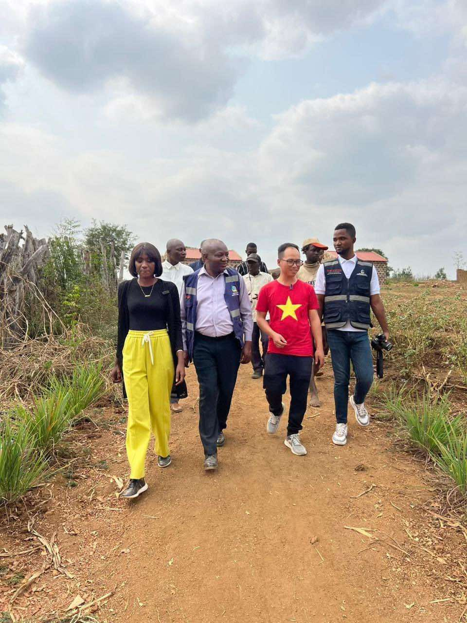 Cùng chung tay với cán bộ địa phương, anh Khánh tiếp tục hành trình kết nối và xây dựng tương lai tốt đẹp hơn.