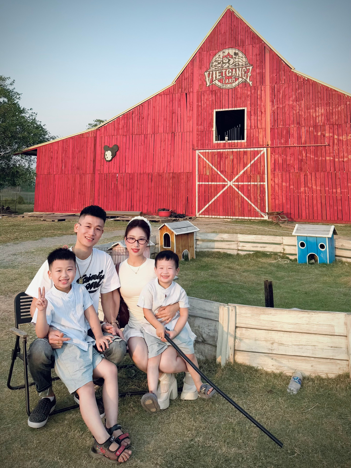 Gia đình Tú trong một chuyến du lịch. (Ảnh: NVCC)