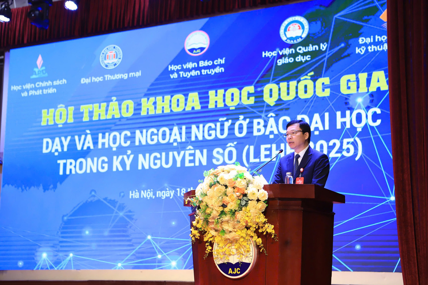 PGS.TS. Lưu Văn Quảng- Phó Giám đốc Học viện Báo chí và Tuyên truyền phát biểu khai mạc hội thảo. PGS.TS. Lưu Văn Quảng- Phó Giám đốc Học viện Báo chí và Tuyên truyền phát biểu khai mạc hội thảo.