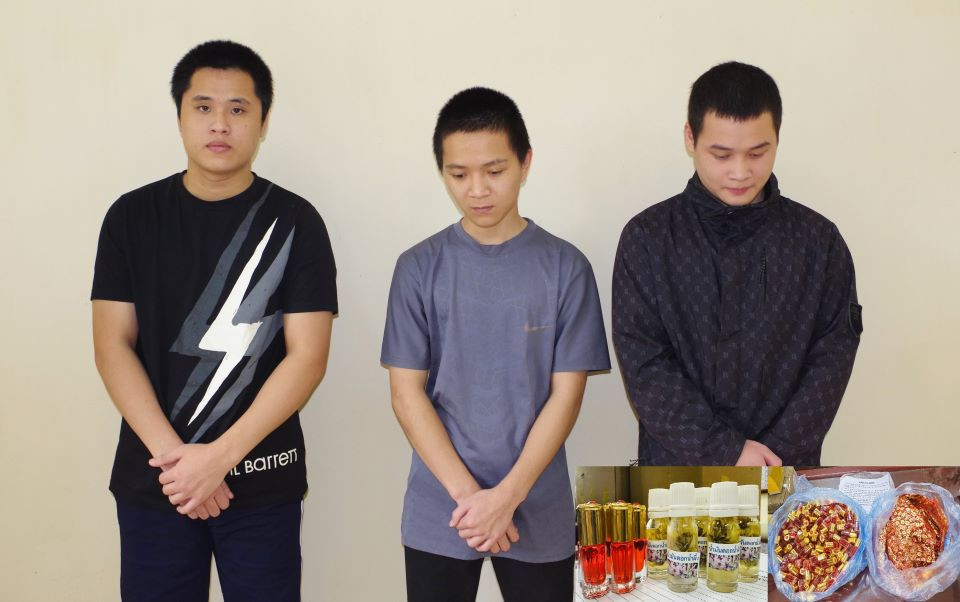 Nhóm đối tượng lừa đảo sản xuất và bán “bùa yêu” giả bị công ăn huyện Kim Bảng, Hà Nam bắt giữ. (Ảnh: Công an cung cấp)