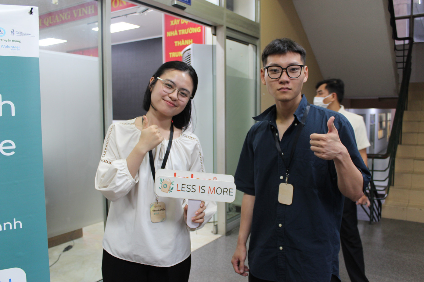 Ngọc Khuê (bên trái) và Thanh Hiền (bên phải) là những thành viên tích cực của Ban Phát triển chương trình dự án Cũ đổi xanh.