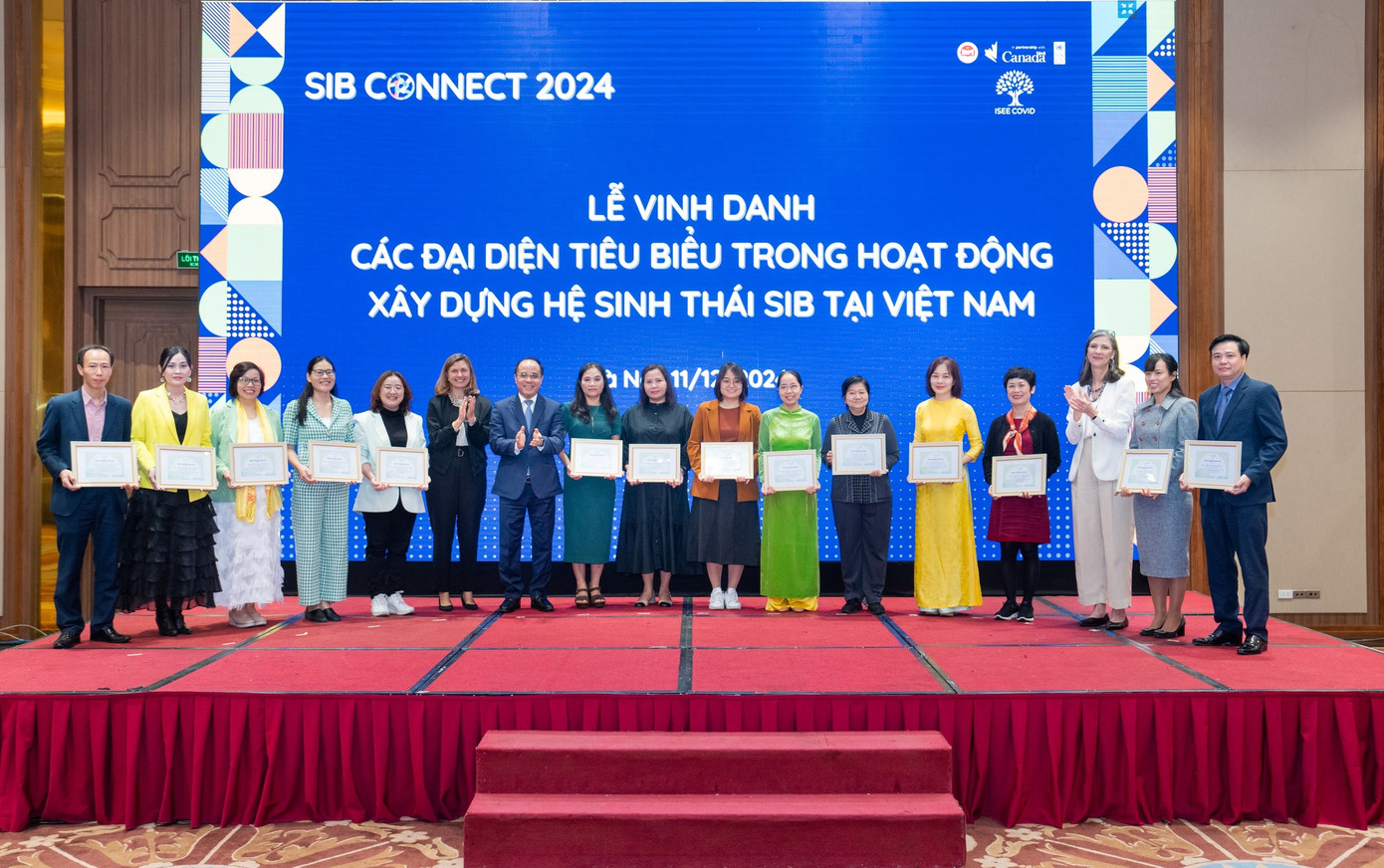 Các đại biểu được vinh danh trong hoạt động xây dựng hệ sinh thái SIB tại Việt Nam. (Ảnh: BTC cung cấp). Các đại biểu được vinh danh trong hoạt động xây dựng hệ sinh thái SIB tại Việt Nam. (Ảnh: BTC cung cấp).