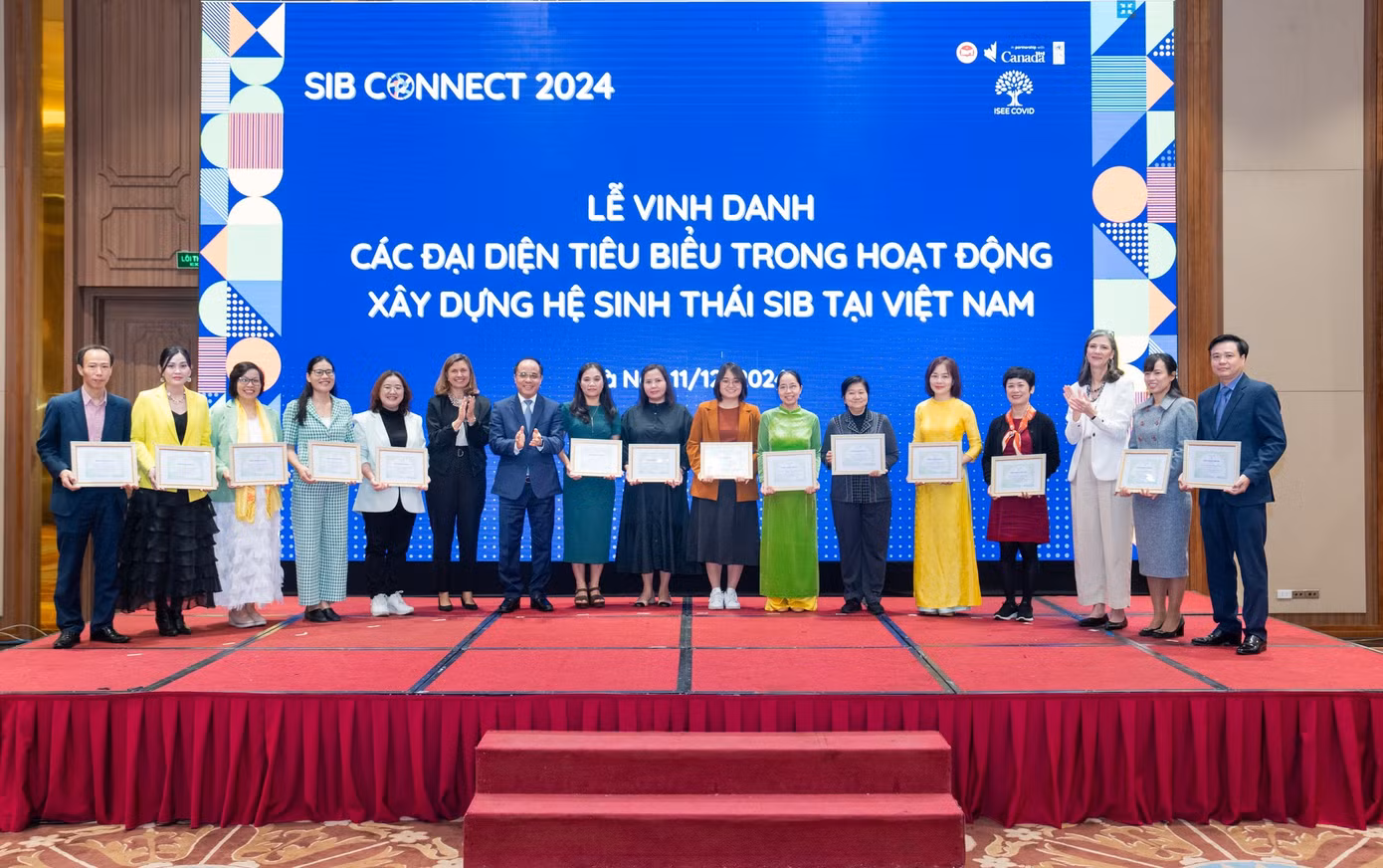 Các đại biểu được vinh danh trong hoạt động xây dựng hệ sinh thái SIB tại Việt Nam. (Ảnh: BTC cung cấp). Các đại biểu được vinh danh trong hoạt động xây dựng hệ sinh thái SIB tại Việt Nam. (Ảnh: BTC cung cấp).