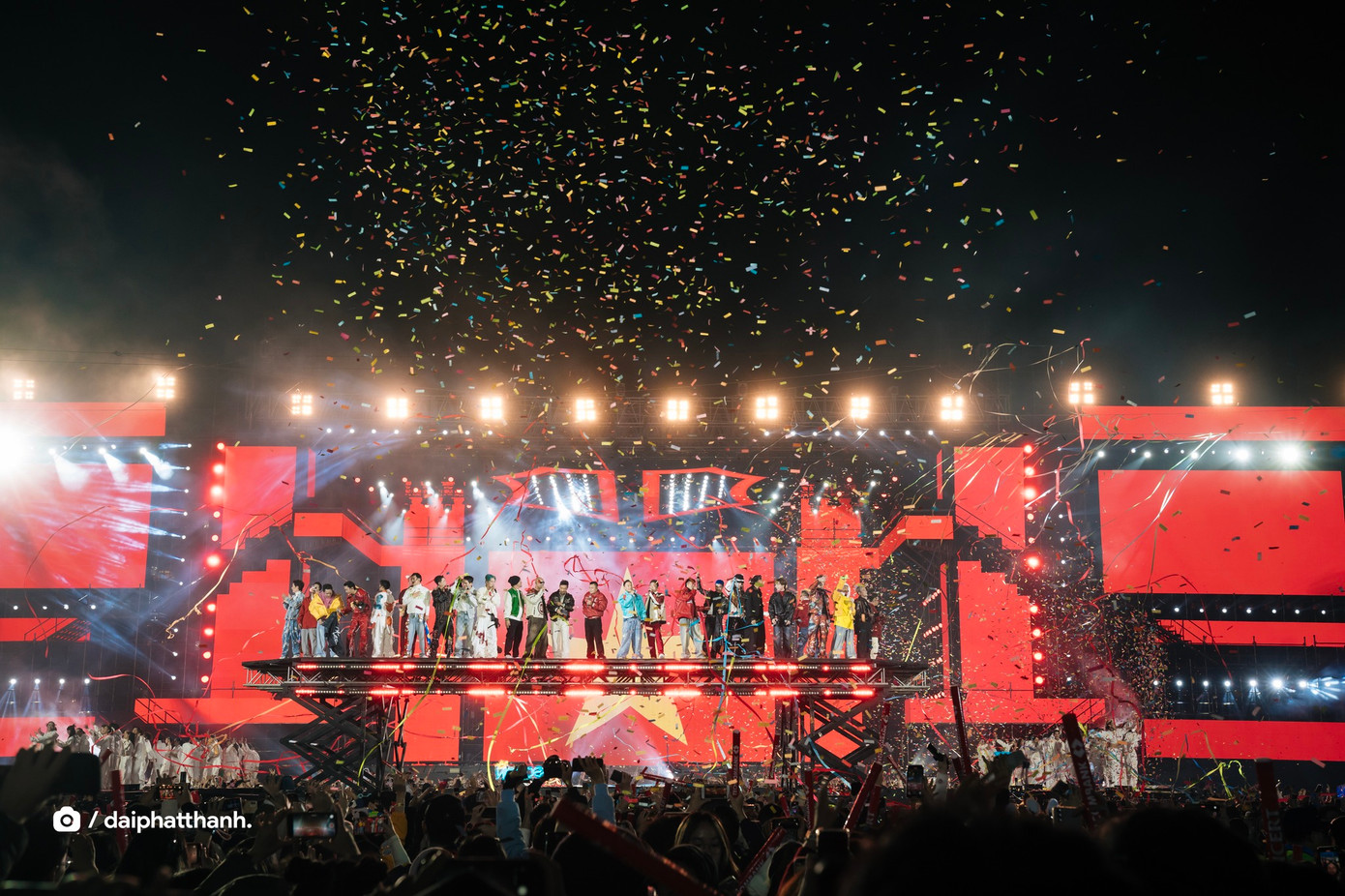 Khoảnh khắc hàng chục nghìn trái tim hòa chung một nhịp với Niềm tin chiến thắng. (Ảnh: Đài Phát Thanh) Khoảnh khắc hàng chục nghìn trái tim hòa chung một nhịp với Niềm tin chiến thắng. (Ảnh: Đài Phát Thanh)