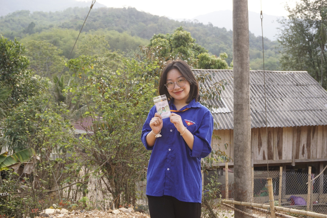 Hạnh trong Chiến dịch Khơi nguồn yêu thương tình nguyện tại huyện Quan Hóa, tỉnh Thanh Hóa.