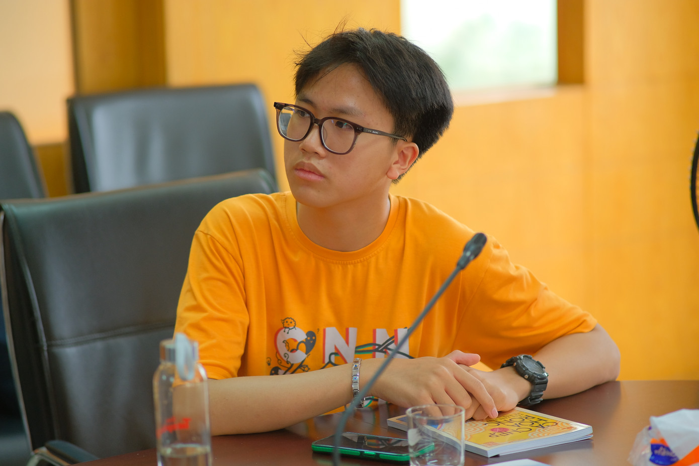 Hoàng Minh cho biết tinh thần làm nghề của các nhà báo là điều khiến nam sinh ấn tượng nhất. Hoàng Minh cho biết tinh thần làm nghề của các nhà báo là điều khiến nam sinh ấn tượng nhất.