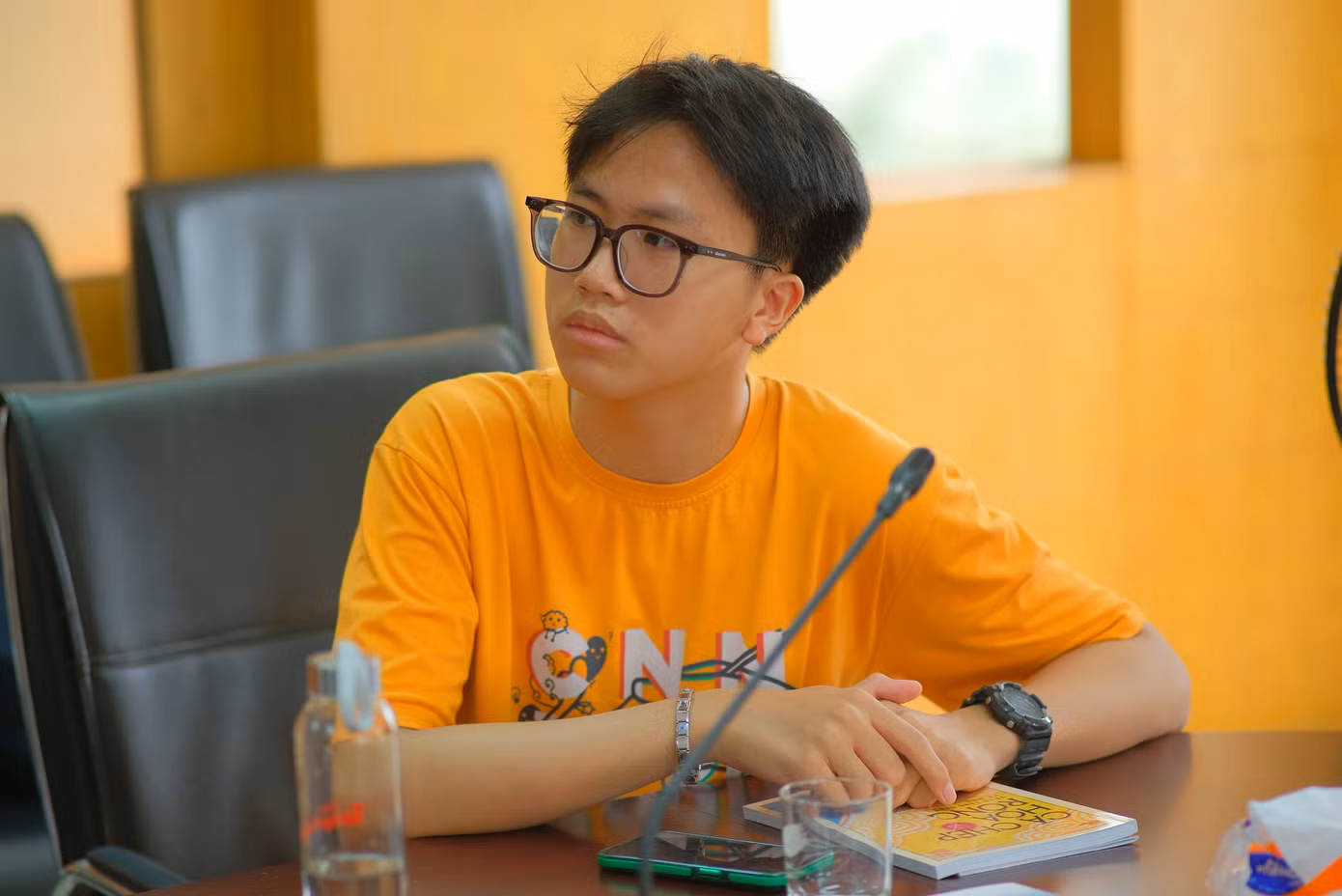 Hoàng Minh cho biết tinh thần làm nghề của các nhà báo là điều khiến nam sinh ấn tượng nhất. Hoàng Minh cho biết tinh thần làm nghề của các nhà báo là điều khiến nam sinh ấn tượng nhất.