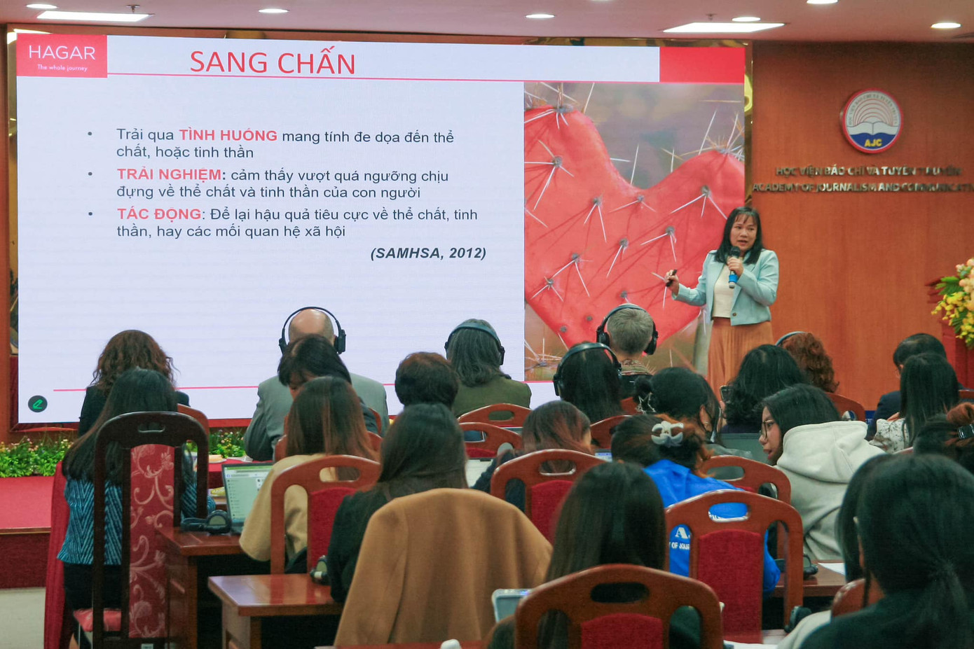 Thạc sĩ Hoàng Thu Huyền lý giải định nghĩa của "Sang chấn". (Ảnh: Hagar Việt Nam)