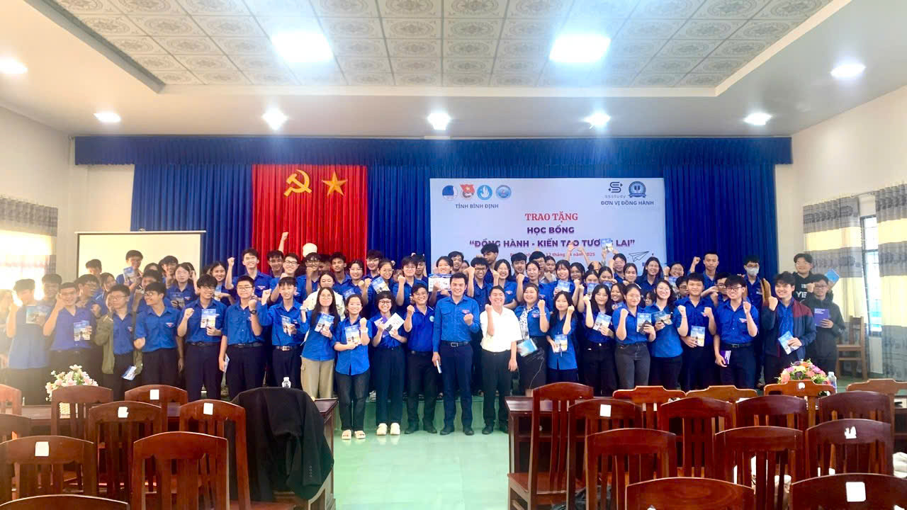 Giao lưu, trao tặng sách, tài liệu ôn thi cho các em học sinh. Giao lưu, trao tặng sách, tài liệu ôn thi cho các em học sinh.