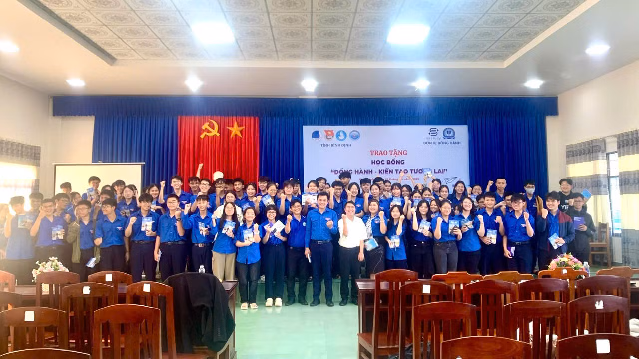 Giao lưu, trao tặng sách, tài liệu ôn thi cho các em học sinh.