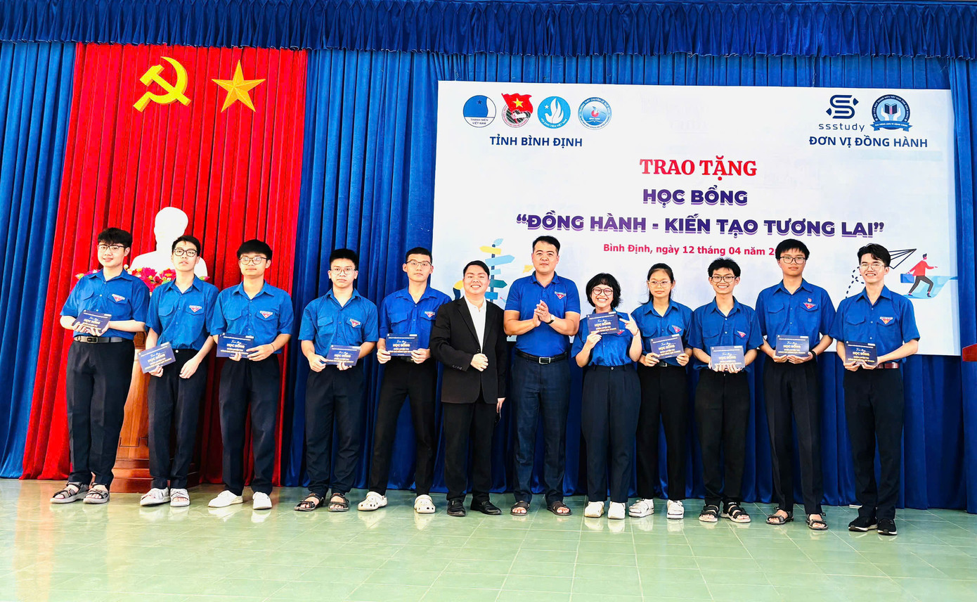 Trao tặng học bổng cho các em học sinh trường THPT Lê Quý Đôn, Bình Định. Trao tặng học bổng cho các em học sinh trường THPT Lê Quý Đôn, Bình Định.