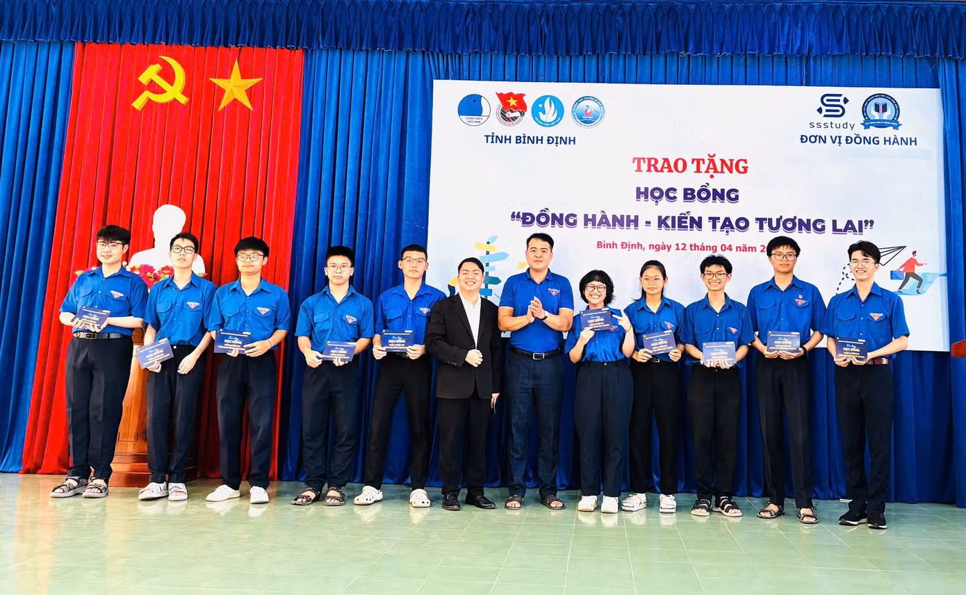 Trao tặng học bổng cho các em học sinh trường THPT Lê Quý Đôn, Bình Định.