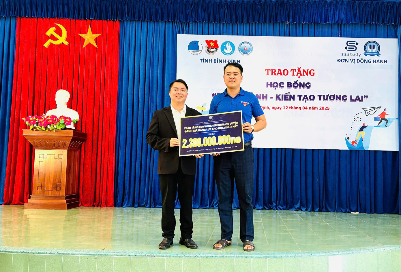 Đại diện Hệ thống giáo dục SSStudy trao tặng biểu trưng học bổng cho đại diện tỉnh Đoàn Bình Định. Đại diện Hệ thống giáo dục SSStudy trao tặng biểu trưng học bổng cho đại diện tỉnh Đoàn Bình Định.
