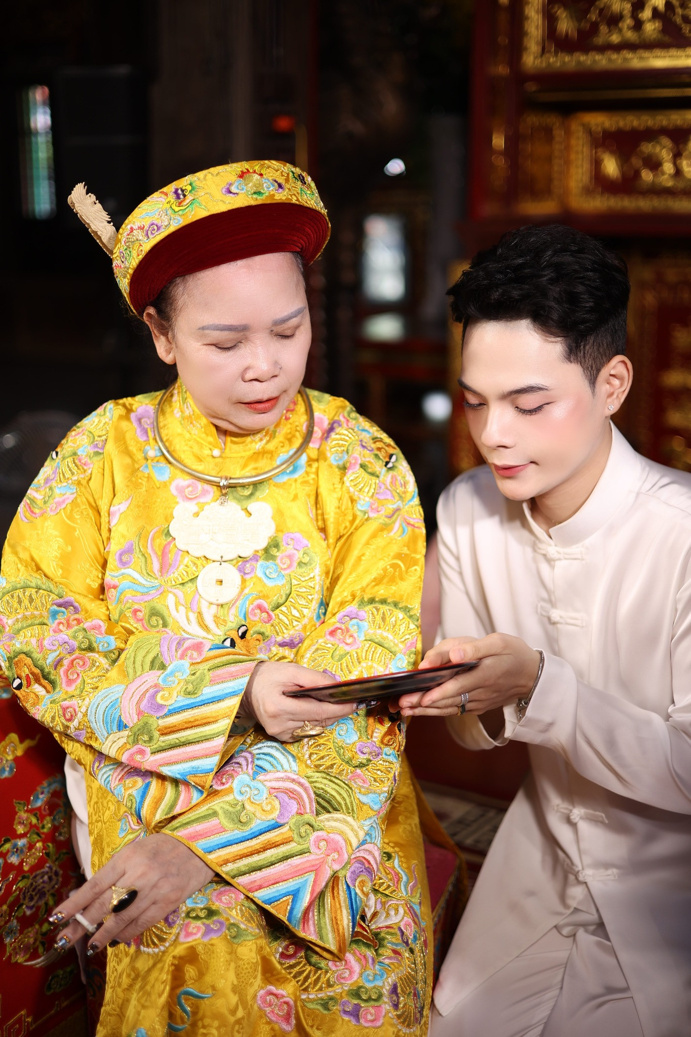 Tiến Đạt là một trong số những bạn trẻ đang tham gia thực hành tín ngưỡng thờ Mẫu.