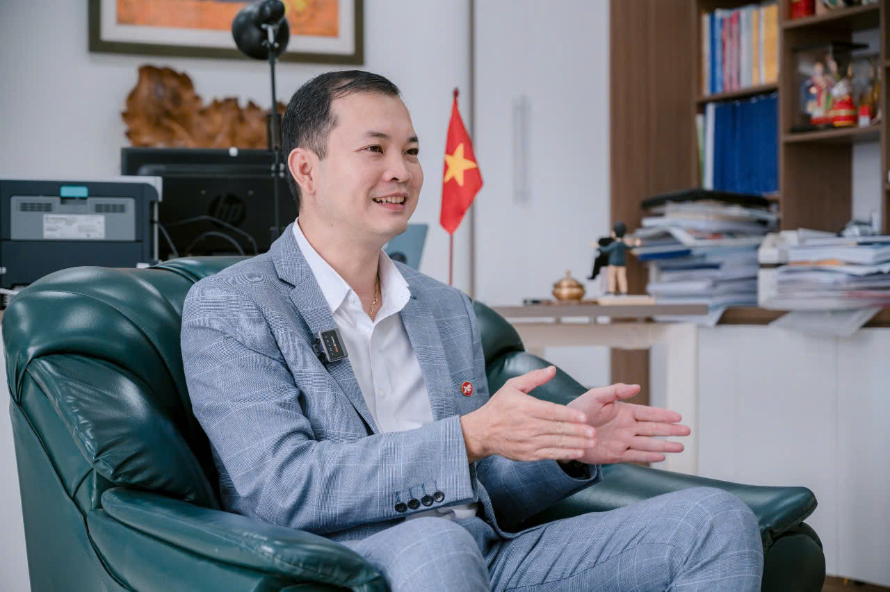 TS. Vũ Tuấn Anh cho biết, phương pháp giảng dạy hiện đại đòi hỏi phải áp dụng nhiều hình thức khác nhau để thu hút sự chú ý và khuyến khích sinh viên tham gia. Ảnh: Lê Vượng