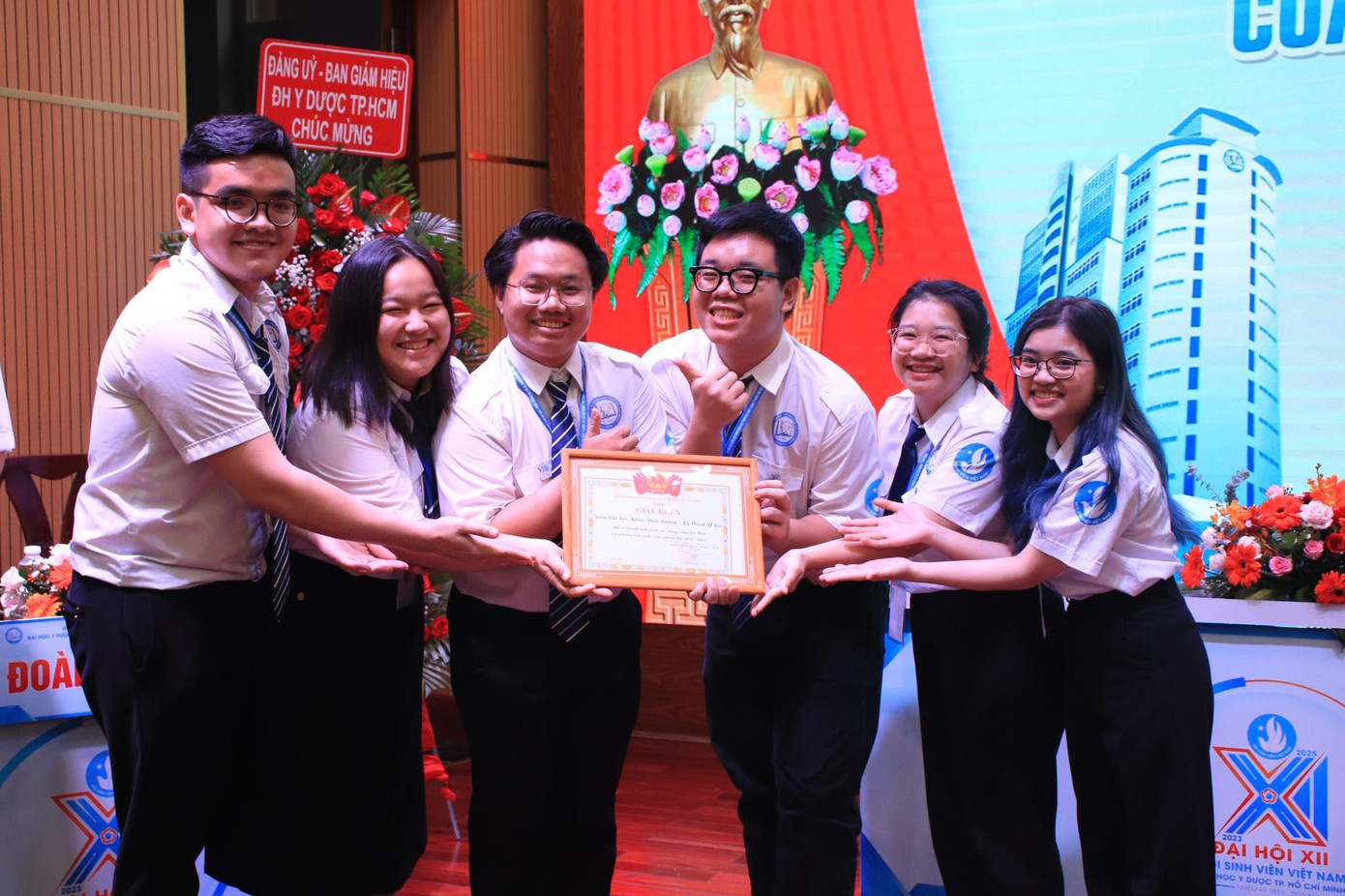 Phú Quý cùng với các đồng đội trong Ban Thư ký Liên Chi hội.