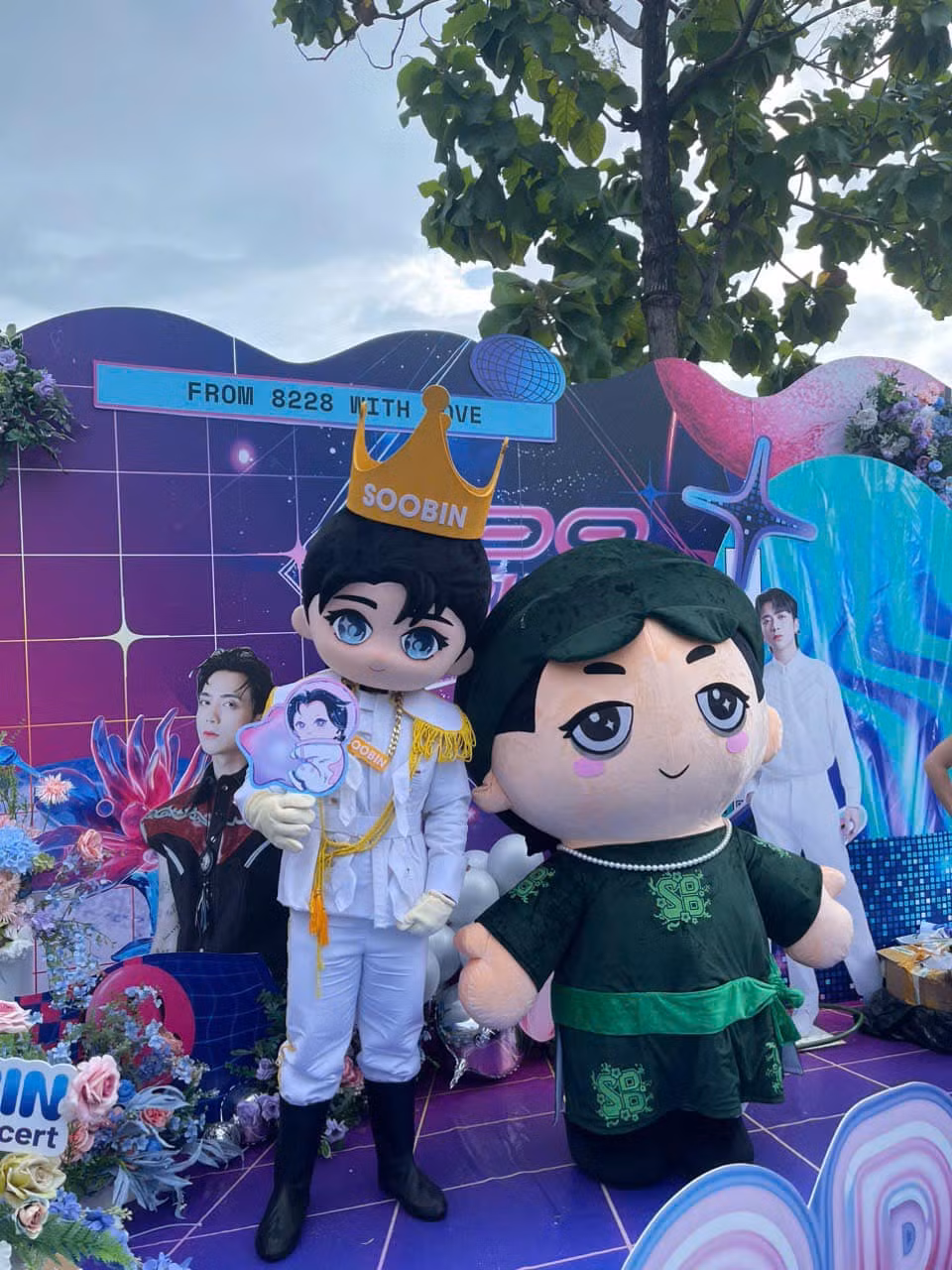 2 mascot “hoàng tử” và “cậu út Soobin” của nam ca sĩ SOOBIN khuấy đảo concert Anh Trai Vượt Ngàn Chông Gai. 2 mascot “hoàng tử” và “cậu út Soobin” của nam ca sĩ SOOBIN khuấy đảo concert Anh Trai Vượt Ngàn Chông Gai.