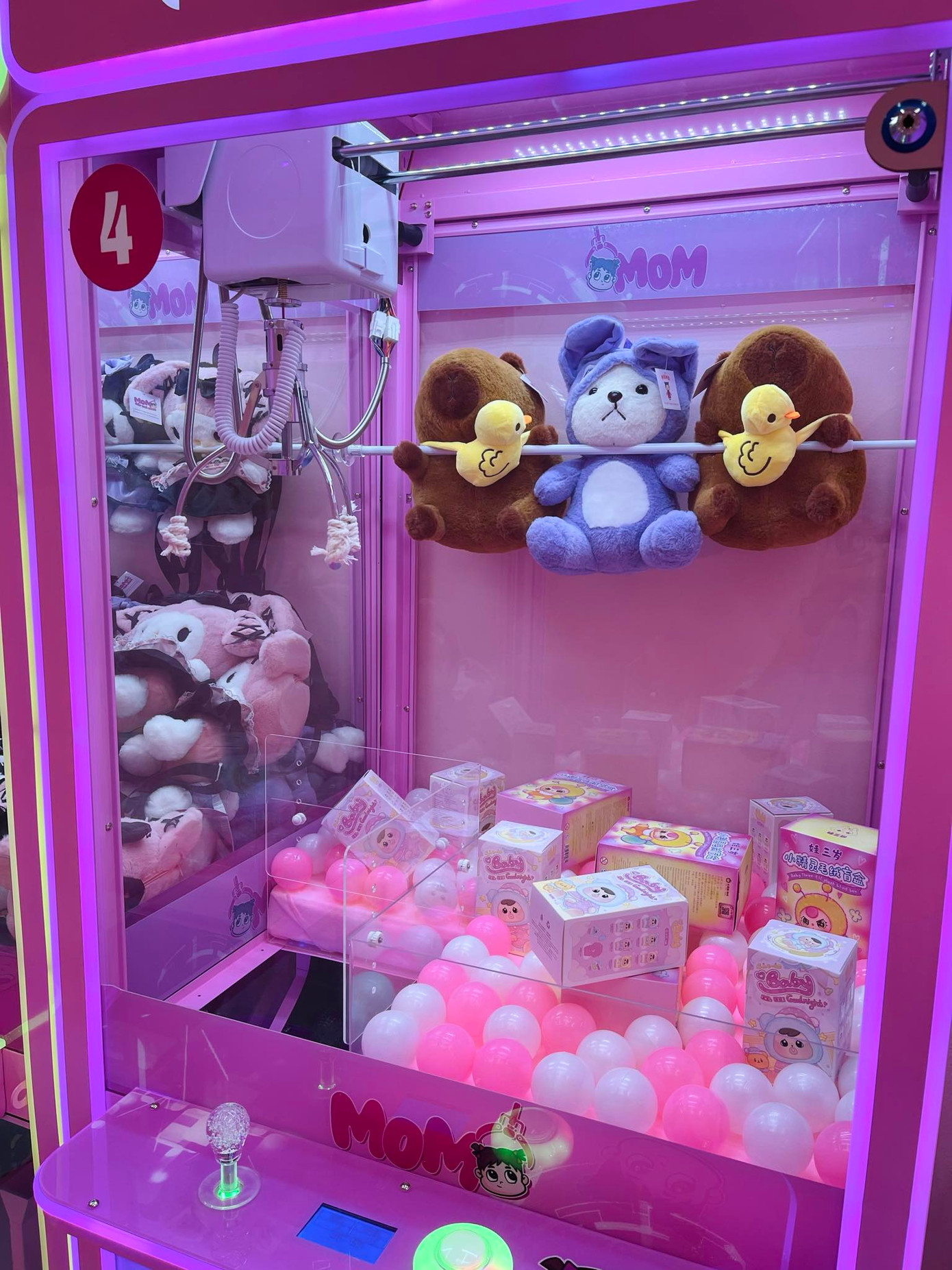 Những máy gắp Baby Three được đặt tại các trung tâm thương mại. (Ảnh: Gắp thú bông Momo)