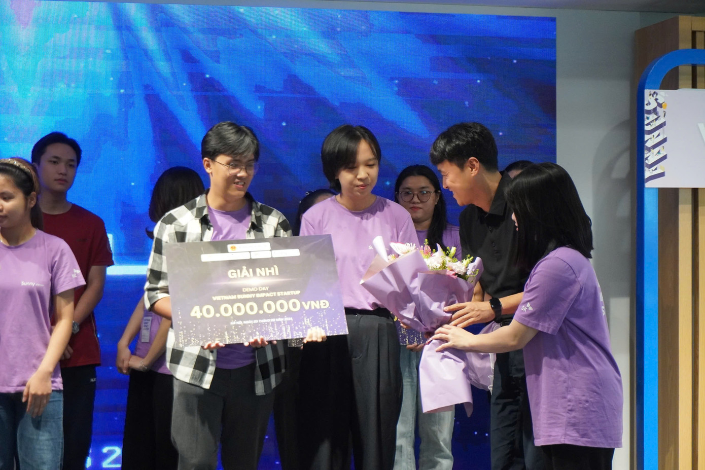 Nguyên cùng nhóm đạt giải Nhì chương trình tăng tốc khởi nghiệp tạo tác động xã hội Vietnam Social Sunny Startup, do Bộ Giáo dục và Đào tạo tổ chức.