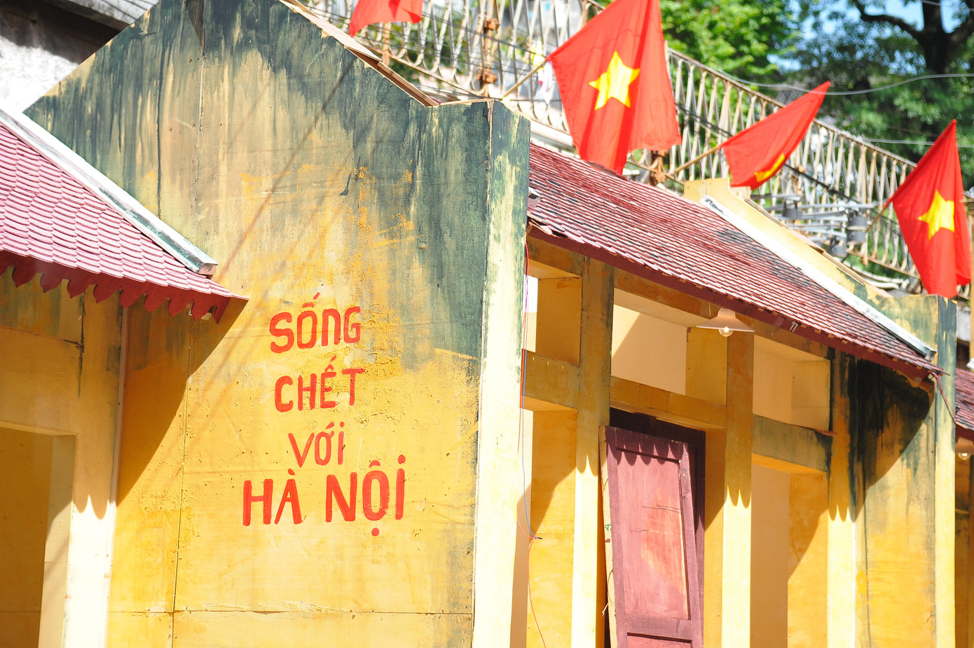 Khẩu hiệu “SỐNG CHẾT VỚI HÀ NỘI” được tái hiện lại qua mô hình những căn nhà cổ.