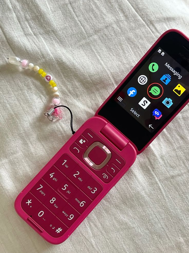 Điện thoại "cục gạch" trở thành trào lưu trong giới trẻ thời gian gần đây. (Ảnh: meowtymeow)