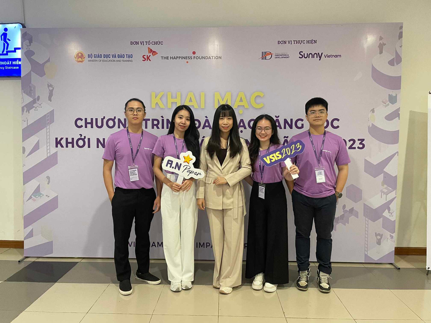 Nguyên cùng nhóm dự án A.N PAPER.