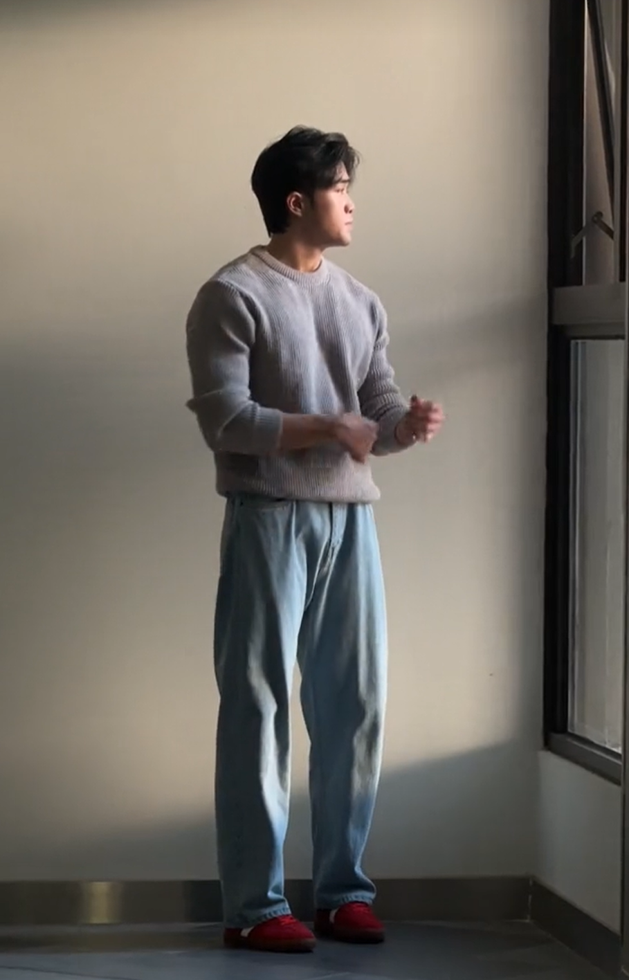 Bùi Đức bám sát nguyên mẫu với với sweater xám, quần jeans xanh và chiếc sneaker đỏ làm điểm nhấn. (Ảnh: Bùi Đức) Bùi Đức bám sát nguyên mẫu với với sweater xám, quần jeans xanh và chiếc sneaker đỏ làm điểm nhấn. (Ảnh: Bùi Đức)