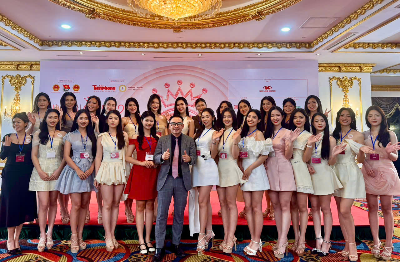 PGS. TS Nguyễn Việt Khôi cùng thí sinh Hoa hậu Việt Nam 2024. PGS. TS Nguyễn Việt Khôi cùng thí sinh Hoa hậu Việt Nam 2024.