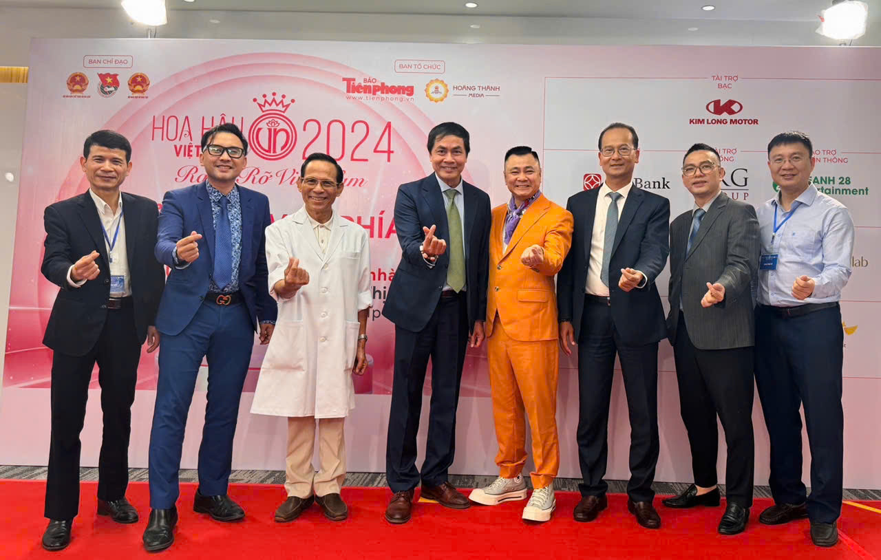 PGS.TS Nguyễn Việt Khôi (thứ 2, từ trái sang) nhấn mạnh rằng vẻ đẹp của các thí sinh không chỉ thể hiện qua ngoại hình, mà còn toát lên từ sự tự tin, thần thái và bản lĩnh khi bước lên sân khấu. PGS.TS Nguyễn Việt Khôi (thứ 2, từ trái sang) nhấn mạnh rằng vẻ đẹp của các thí sinh không chỉ thể hiện qua ngoại hình, mà còn toát lên từ sự tự tin, thần thái và bản lĩnh khi bước lên sân khấu.