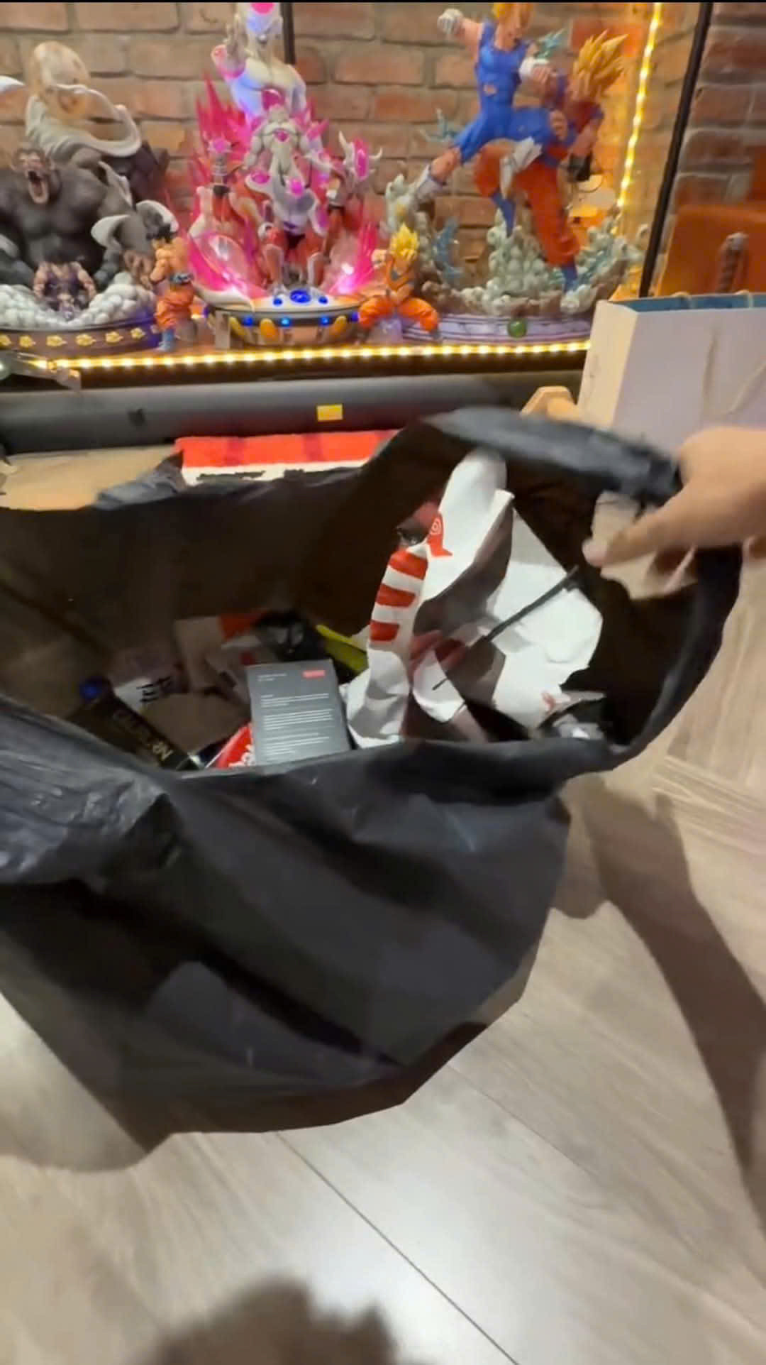 Một bạn trẻ vứt thuốc lá điện tử vào sọt rác. (Ảnh chụp màn hình)