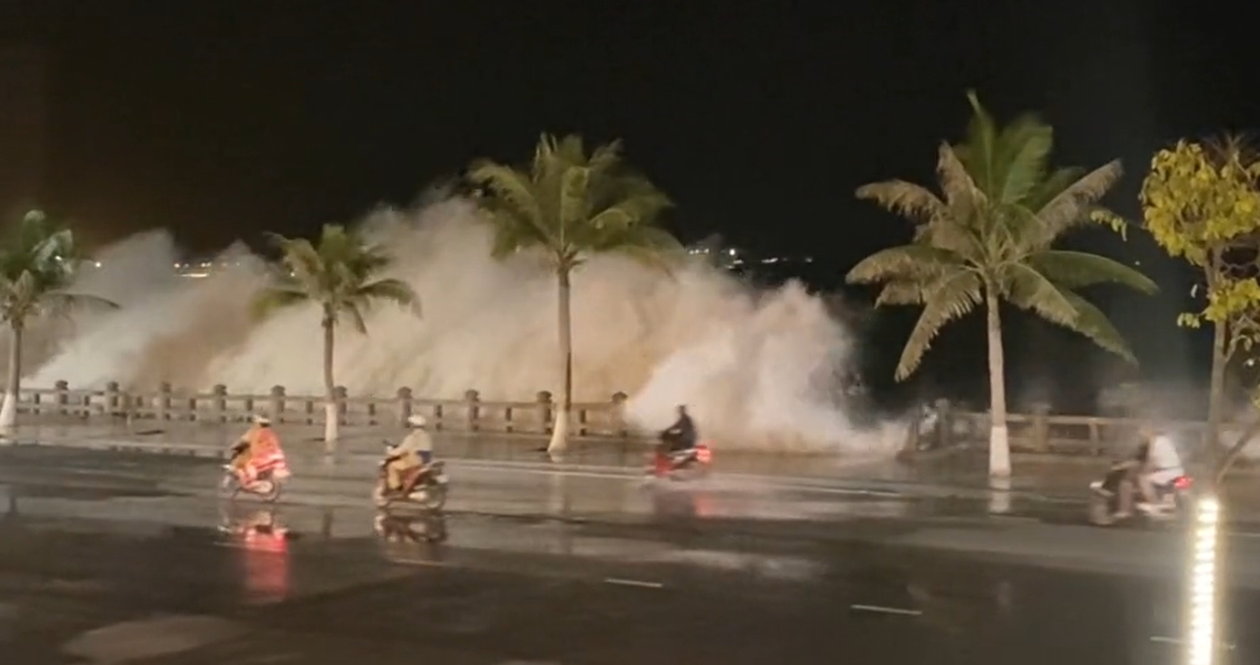 Những đợt sóng cao lên đến 2m đánh lên đường ven biển Nha Trang. (Ảnh chụp màn hình) Những đợt sóng cao lên đến 2m đánh lên đường ven biển Nha Trang. (Ảnh chụp màn hình)