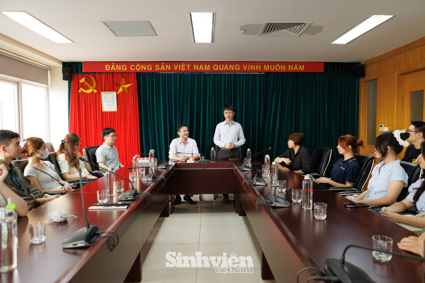 Nhà báo Nguyễn Tuấn Anh chào đón đoàn giảng viên, sinh viên Học viện Ngoại giao trong buổi thực tế tại Ban Sinh viên - Hoa Học Trò. Nhà báo Nguyễn Tuấn Anh chào đón đoàn giảng viên, sinh viên Học viện Ngoại giao trong buổi thực tế tại Ban Sinh viên - Hoa Học Trò.