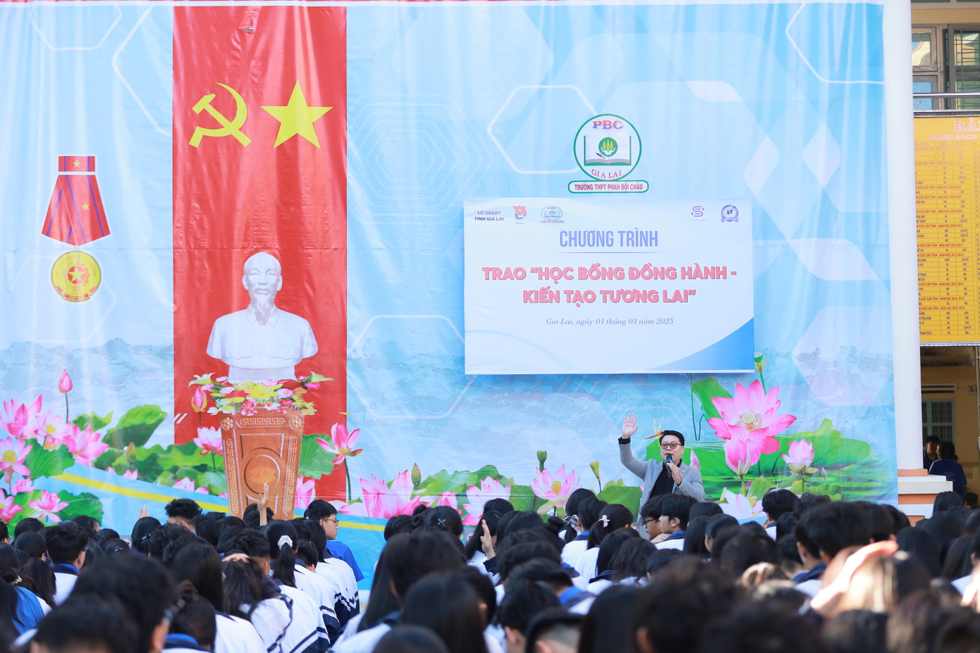 Thầy Nguyễn Tiến Đạt giao lưu, chia sẻ về kì thi ĐGNL của ĐHQG TP.HCM. Thầy Nguyễn Tiến Đạt giao lưu, chia sẻ về kì thi ĐGNL của ĐHQG TP.HCM.