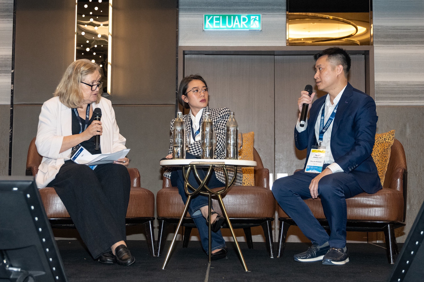 Nhà báo Nguyễn Hoàng Nhật (ngoài cùng, bên phải) chia sẻ tại Hội thảo Báo chí sáng tạo trong khuôn khổ Hội nghị Báo chí kỹ thuật số châu Á 2025.