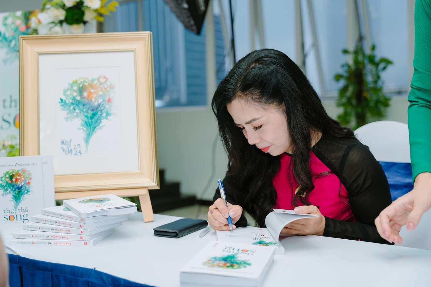 Tác giả Trần Kim Liễu trong buổi ký tặng sách Thư thả sống. Tác giả Trần Kim Liễu trong buổi ký tặng sách Thư thả sống.