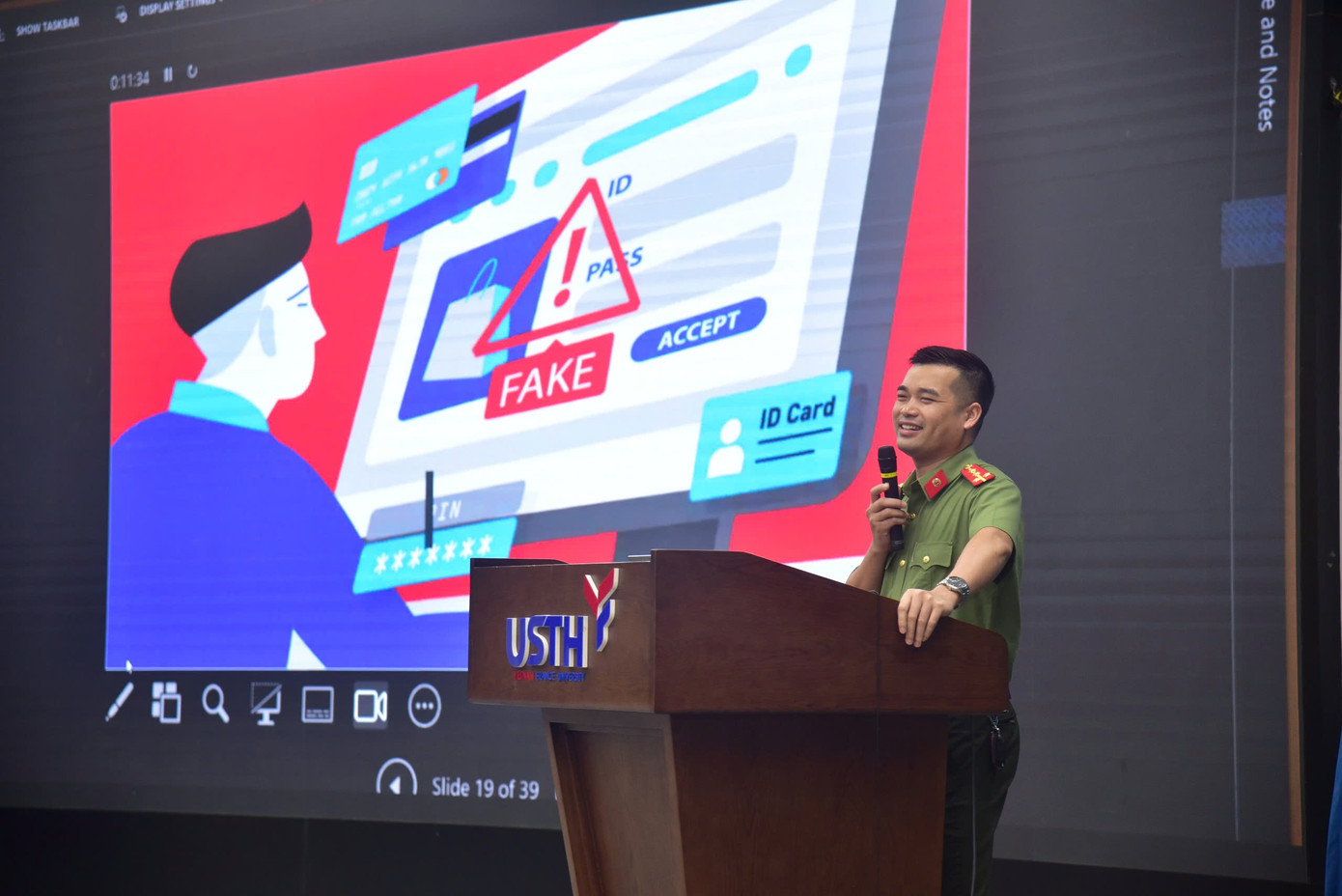 Đại úy Tống Duy Ngọc chỉ ra những yếu tố khiến các bạn sinh viên trở thành miếng mồi ngon của lừa đảo trực tuyến.