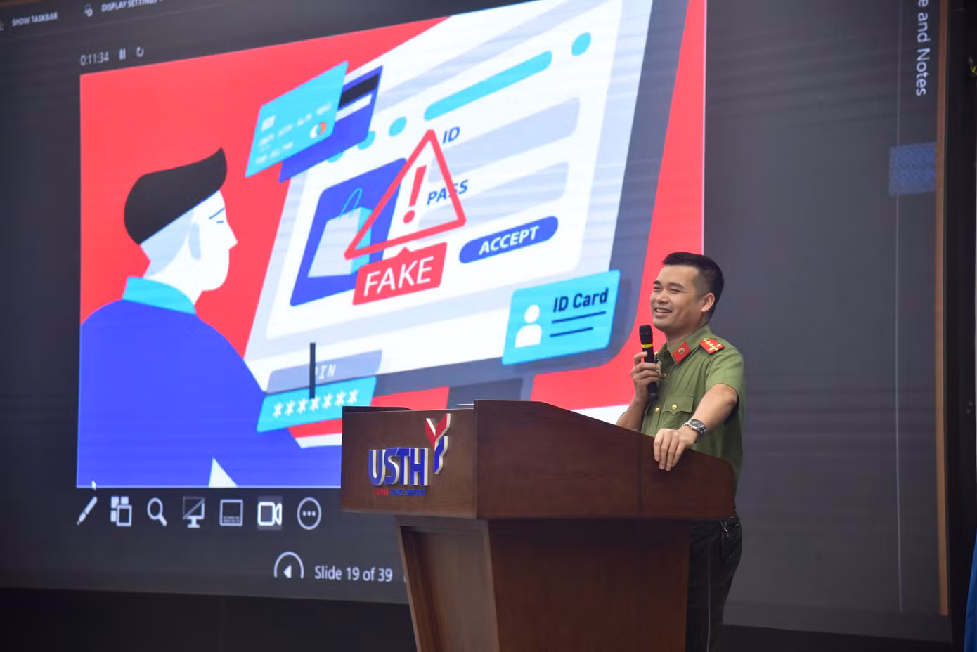 Đại úy Tống Duy Ngọc chỉ ra những yếu tố khiến các bạn sinh viên trở thành miếng mồi ngon của lừa đảo trực tuyến.