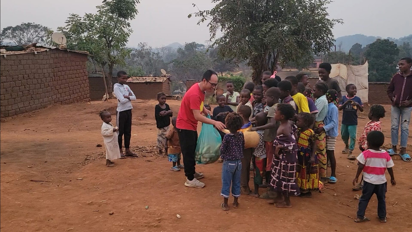 Những nụ cười hồn nhiên của trẻ em Châu Phi – nguồn động lực lớn lao trên hành trình thiện nguyện của anh Khánh.