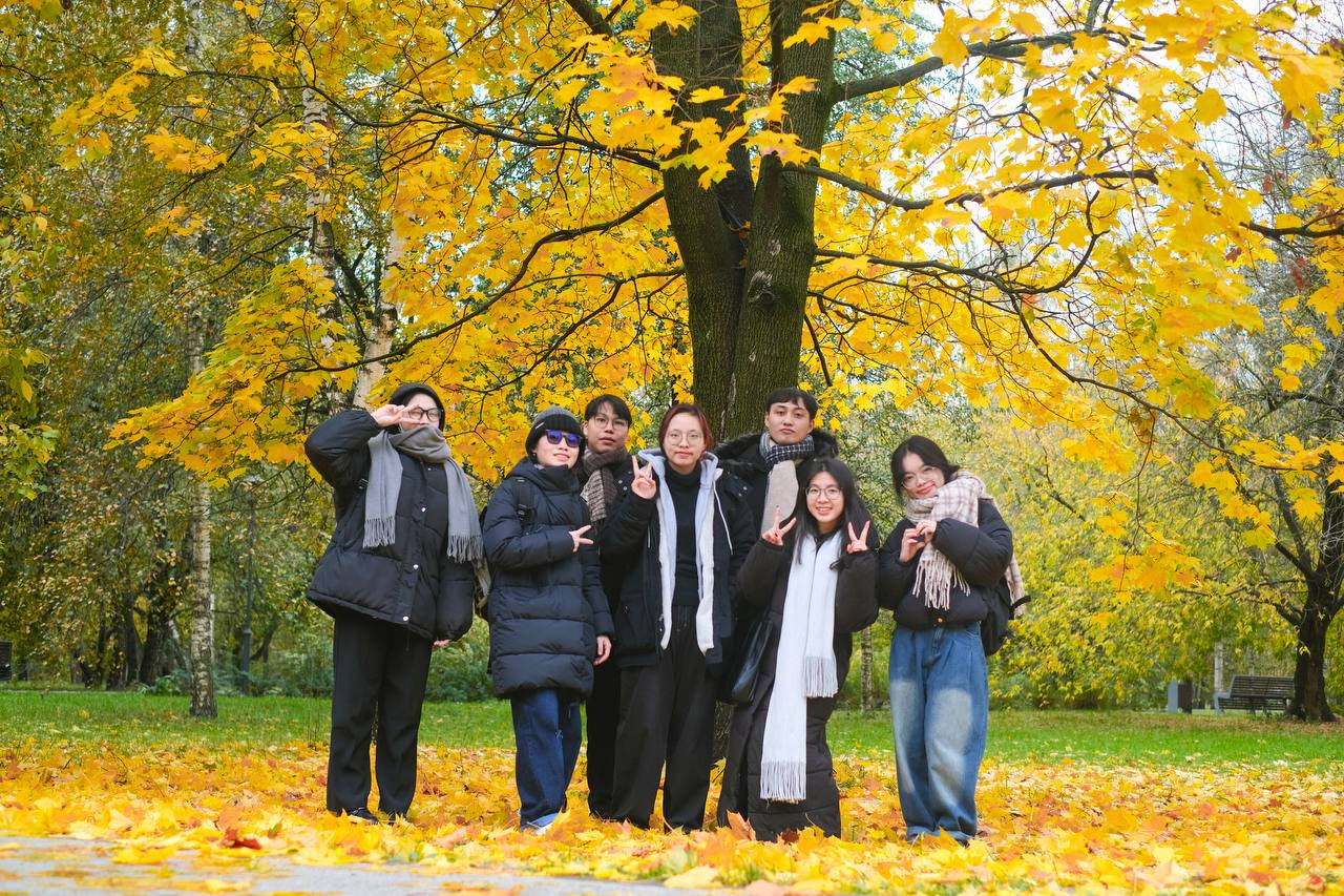 Hiếu (thứ ba, tính từ bên phải qua) cùng những người bạn học của mình trong một chuyến đi chơi. Hiếu (thứ ba, tính từ bên phải qua) cùng những người bạn học của mình trong một chuyến đi chơi.