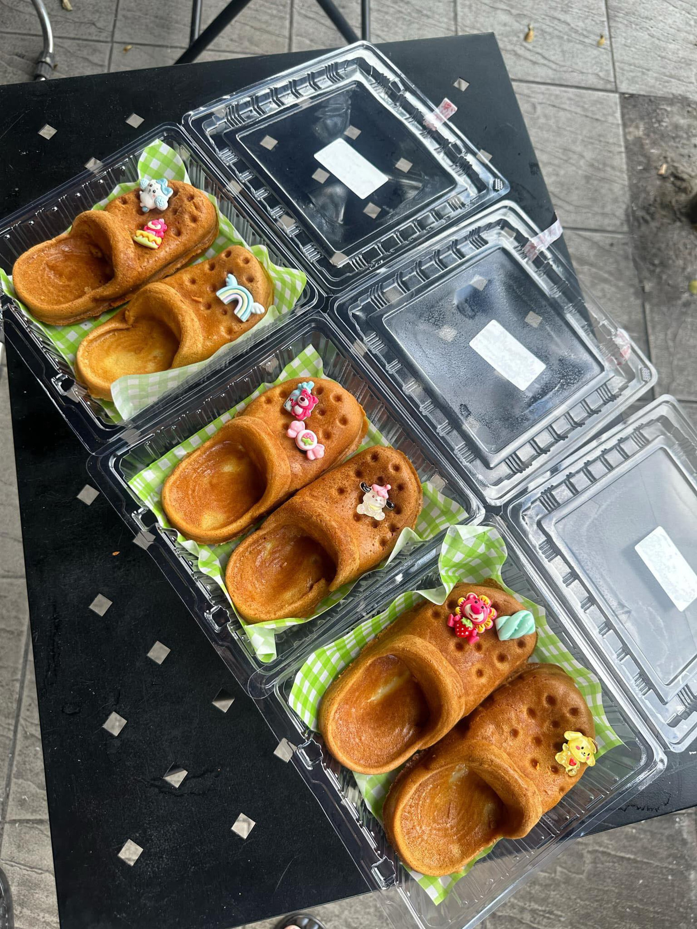 Chiếc bánh dép gây sốt những tháng đầu năm 2025. (Ảnh: Thu Thủy) Chiếc bánh dép gây sốt những tháng đầu năm 2025. (Ảnh: Thu Thủy)