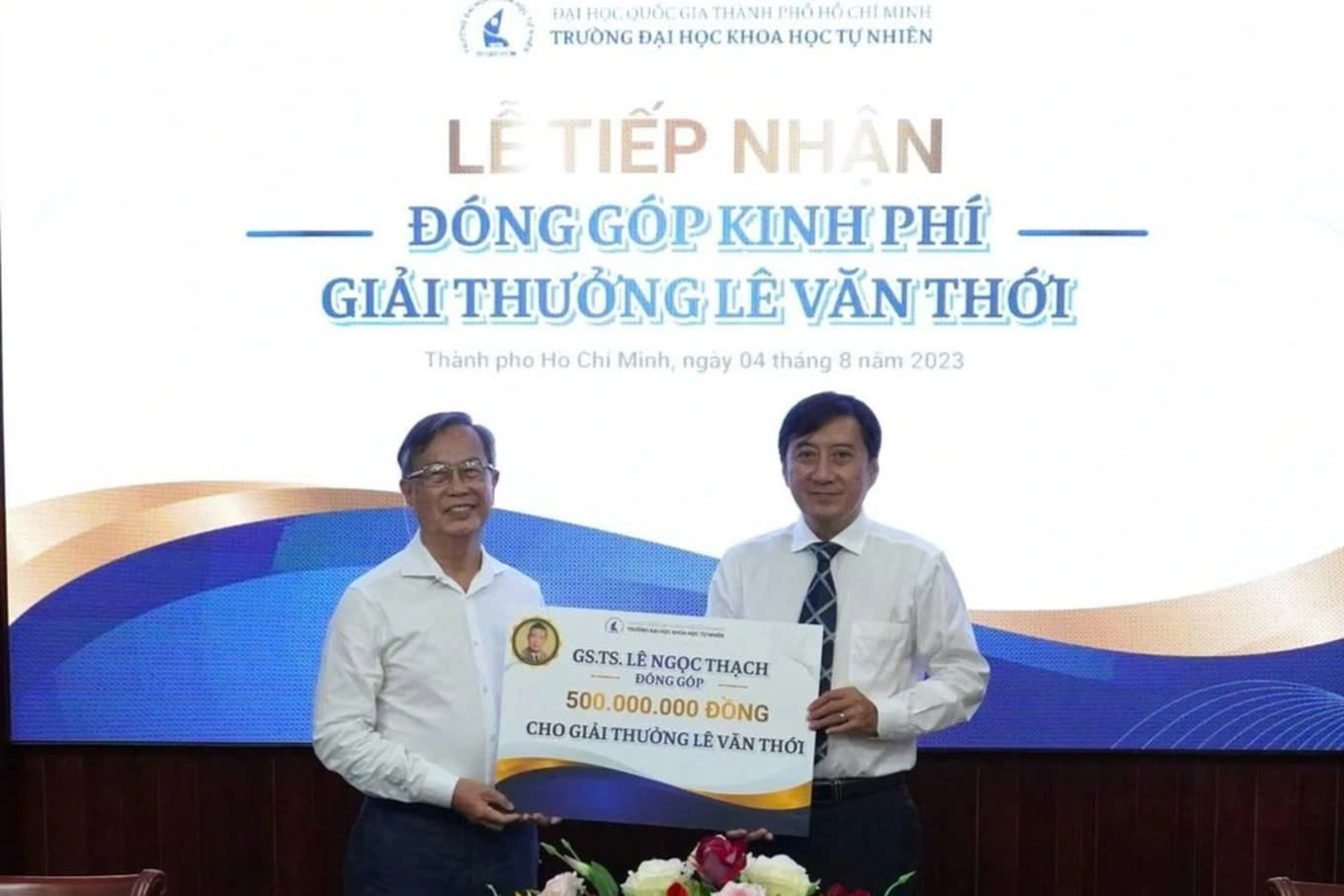 GS.TS Lê Ngọc Thạch (bên trái) trong lần đóng góp cho quỹ Lê Văn Thới (Ảnh: P.Q). GS.TS Lê Ngọc Thạch (bên trái) trong lần đóng góp cho quỹ Lê Văn Thới (Ảnh: P.Q).