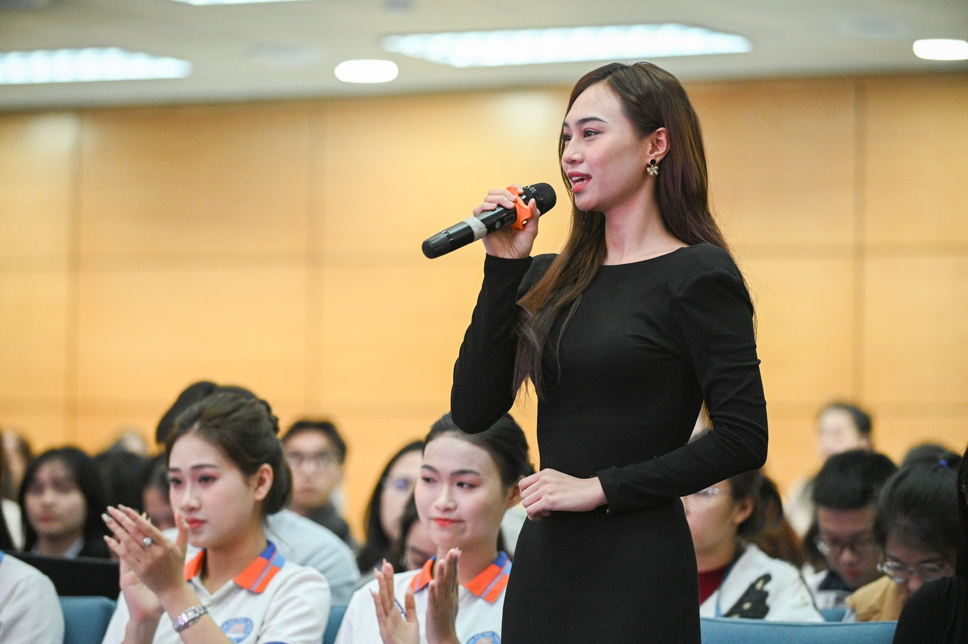Phạm Huyền Trang (Học viện Tài chính) đặt câu hỏi cho BTC Hoa hậu Việt Nam 2024. Phạm Huyền Trang (Học viện Tài chính) đặt câu hỏi cho BTC Hoa hậu Việt Nam 2024.