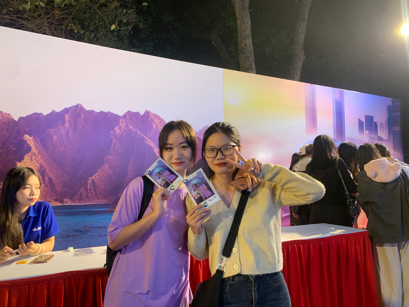 Các bạn trẻ chụp ảnh và trải nghiệm ký tên bằng tiếng Ả Rập.