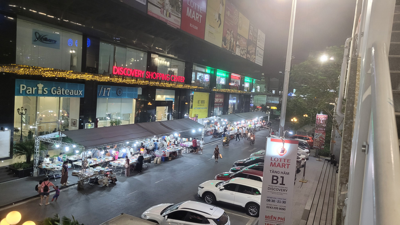 Hội sách nhìn từ trên cao - ga Chùa Hà.