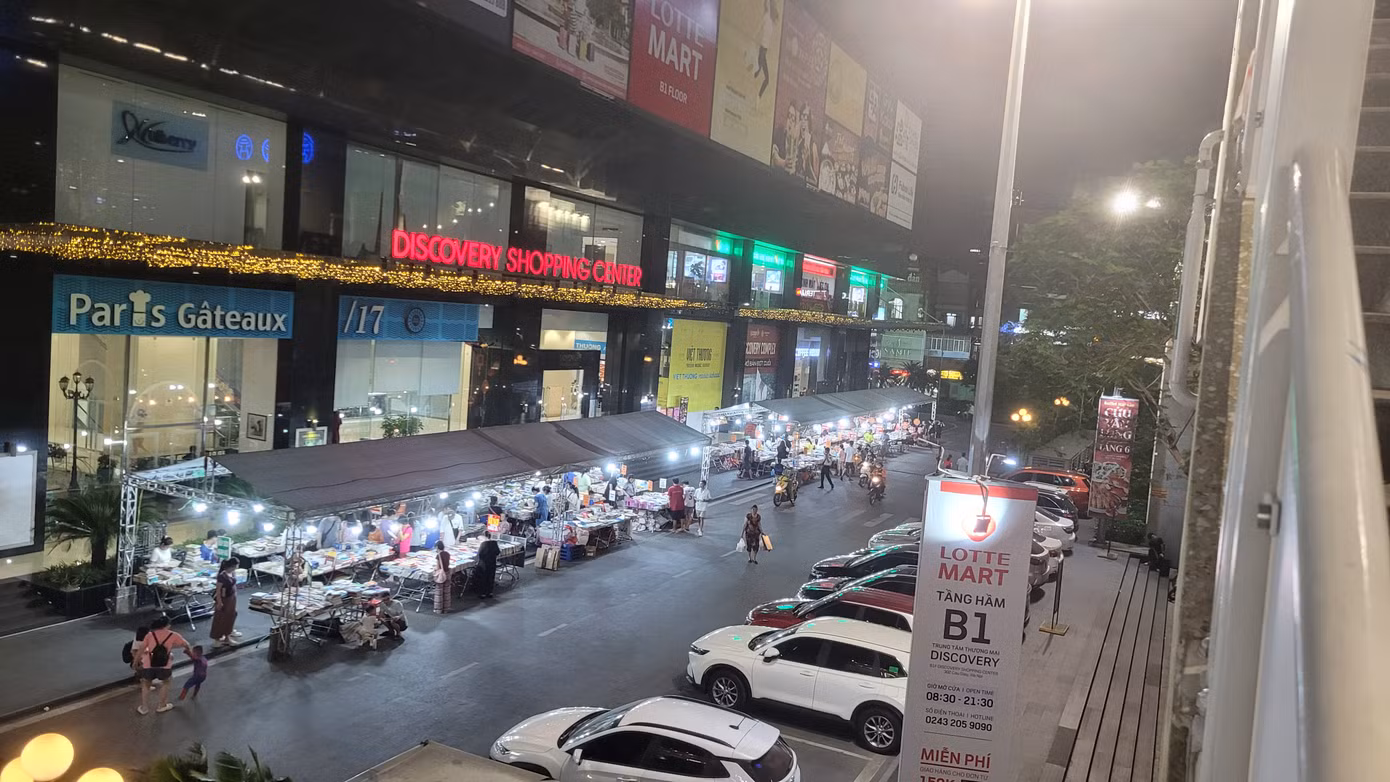 Hội sách nhìn từ trên cao - ga Chùa Hà.
