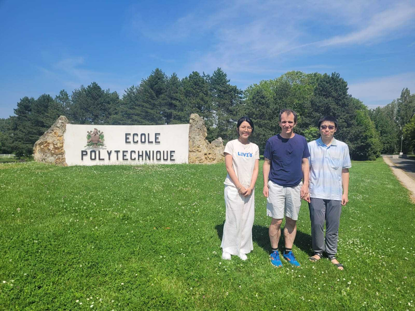 Trần Quang Vinh (Phải) cùng giáo sư hướng dẫn tại Đại học Bách khoa Paris, Pháp. Trần Quang Vinh (Phải) cùng giáo sư hướng dẫn tại Đại học Bách khoa Paris, Pháp.